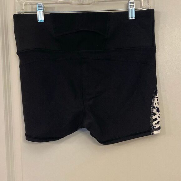 Athleta Stealth Shortie shorts womens size medium - Picture 4 of 5
